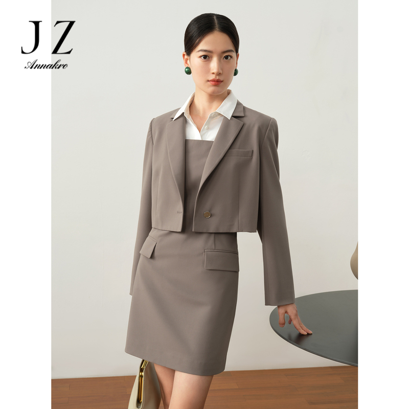 11080885.玖姿安娜蔻洋气浅咖啡商务通勤截短式TR西装外套女2023秋季新款
