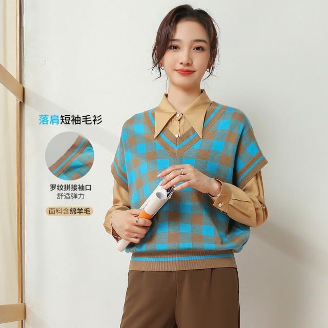 11096665.【专柜新品】依贝奇气质V领毛衫新款撞色格子百搭落肩短袖毛衣女上衣