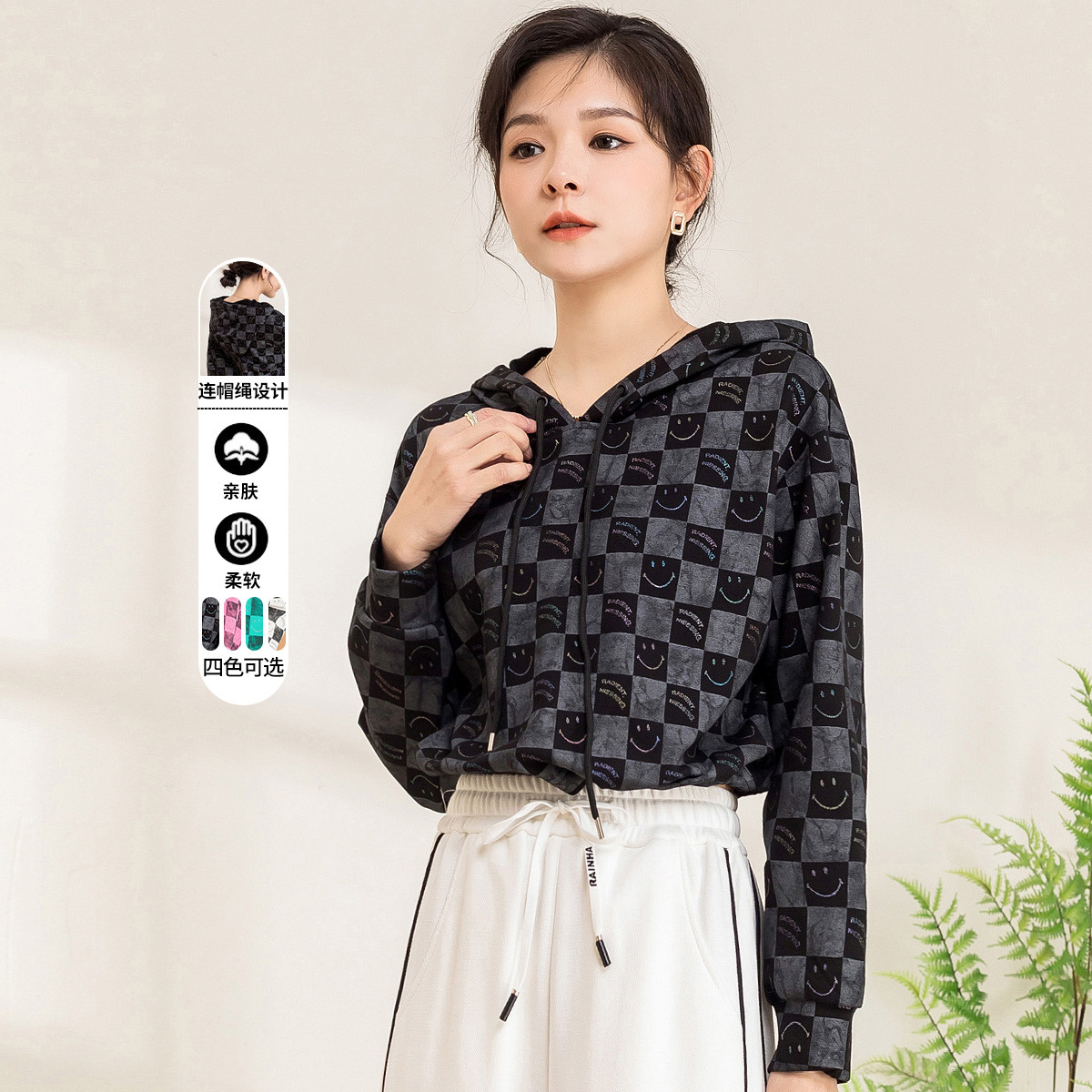 11097153.【专柜新品】棋盘格撞色短款卫衣时尚减龄印花设计小个子连帽长袖上衣女