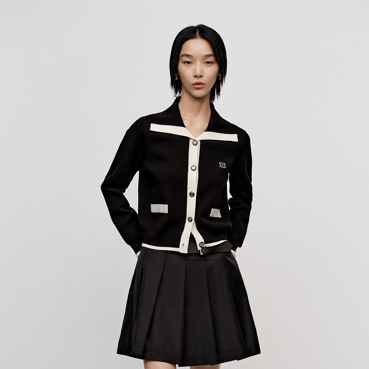 11263165.【商场同款】秋季新款黑白拼色polo大翻领休闲女士针织衫