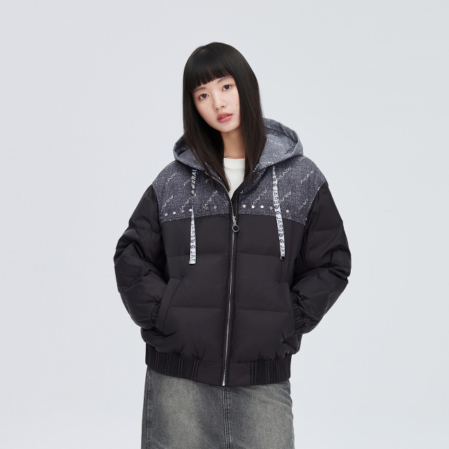 11264577.【商场同款】时尚拼接连帽羽绒服女短款摩登铆钉装饰鸭绒服外套