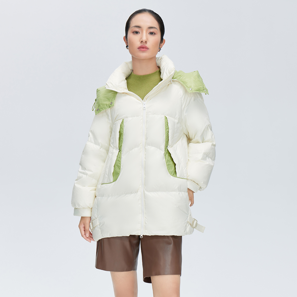 11264582.【商场同款】秋冬时尚御寒连帽羽绒服女口袋撞色保暖鸭绒服女式外套