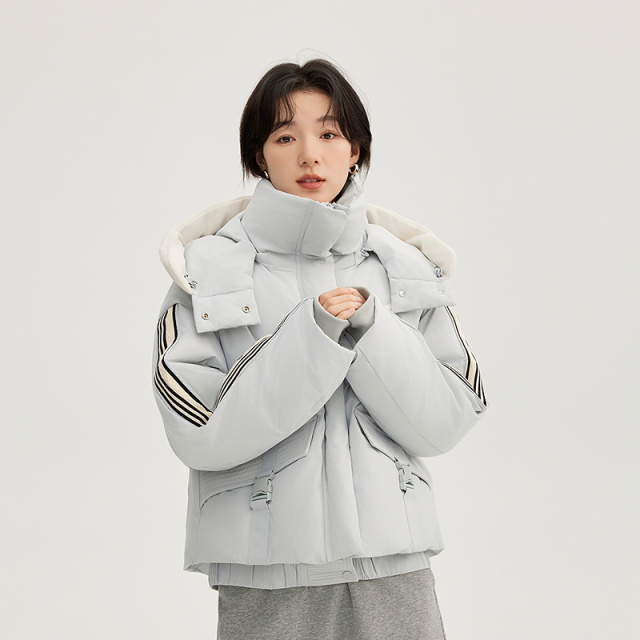 11394108.艾莱依时尚休闲羽绒服撞色织带拼接连帽