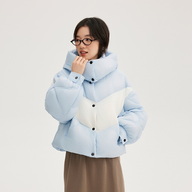 11394110.艾莱依羽绒服撞色拼接泡芙感保暖短款休闲运动连帽减龄