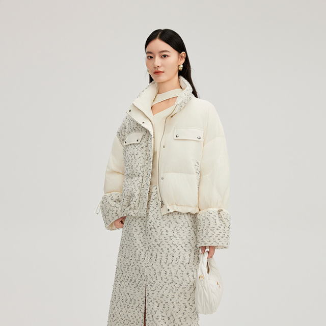 11394127.艾莱依拼接羽绒服清新时尚设计感精致收口