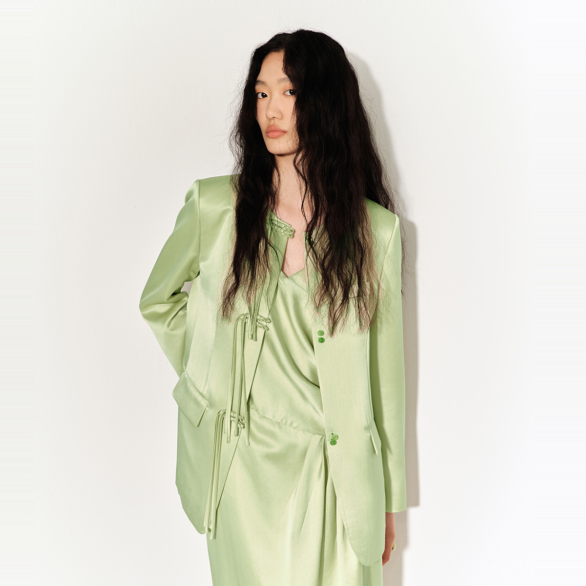 11480786.【商场同款】春季新款新中式无领简约舒适盘扣女士外套