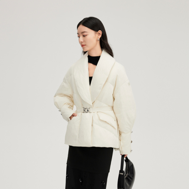 11519143.艾莱依西装式羽绒服鹅绒重工提花收腰加厚保暖翻领设计感