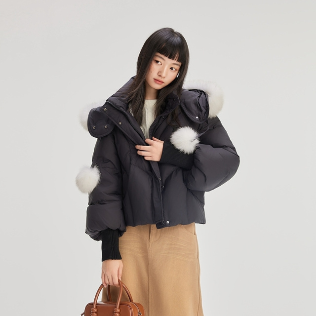 11519633.艾莱依甜美羽绒服女轻奢短款狐狸毛领连帽保暖冬季外套