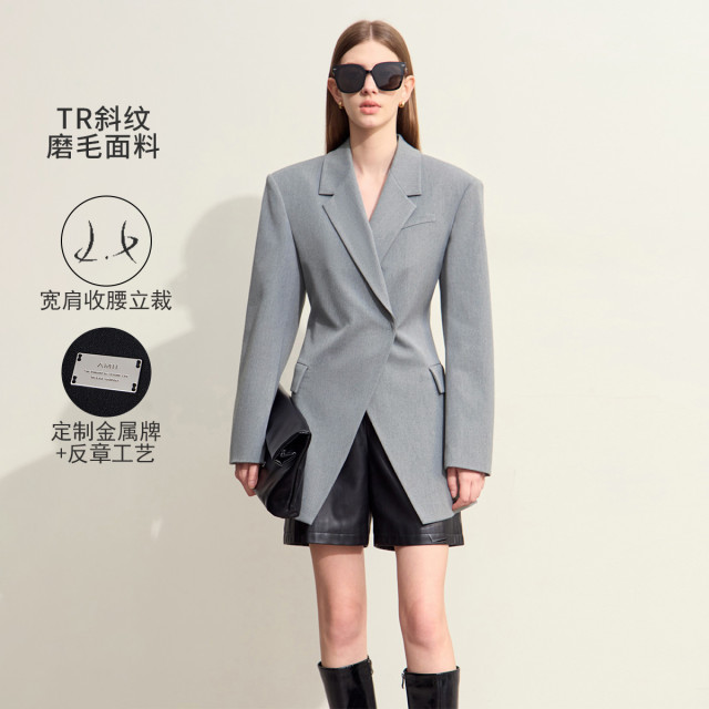 11542711.秋季新款复古宽肩垫肩收腰西装女金属牌装饰修身西服上衣