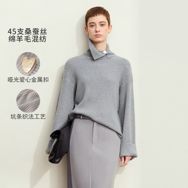 11542904.秋季慵懒风不对称翻领落肩袖爱心金属扣坑条毛衣女上衣