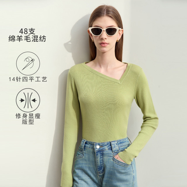 11542890.秋季新款简约通勤风不对称斜V领长袖毛衣女修身显瘦上衣