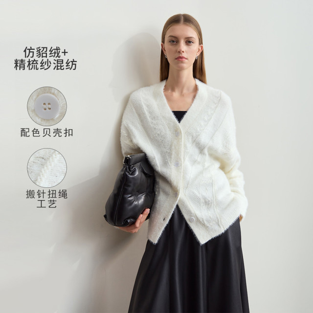 11542633.24冬季新款休闲V领落肩袖搬针扭绳毛织开衫女仿貂绒宽松外套