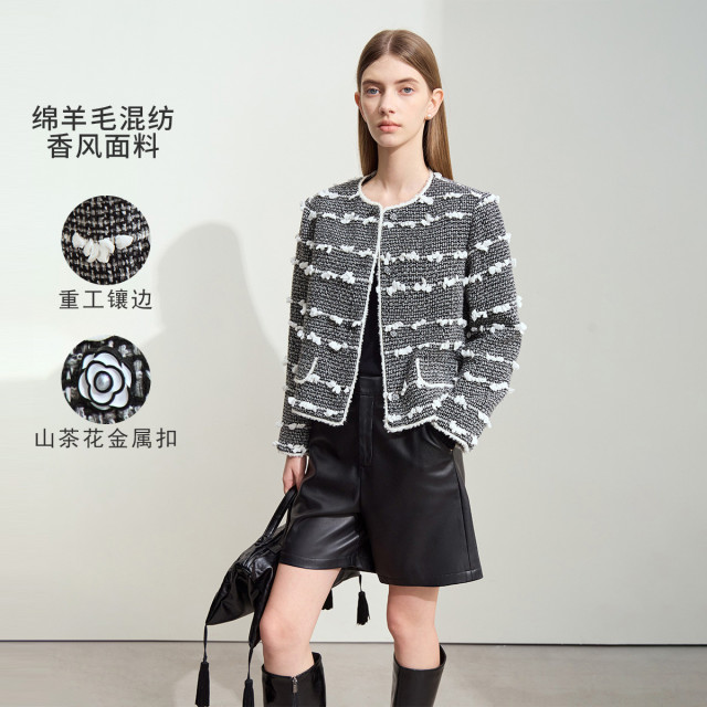 11542624.新款优雅香风圆领垫肩肌理感毛呢外套女玫瑰金属扣上衣