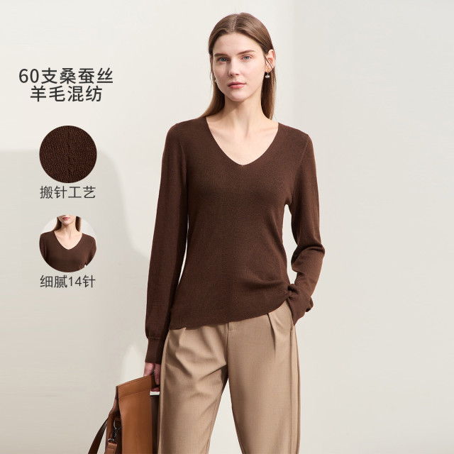 11542901.秋季新款高智感通勤风桃心领V领搬针毛衣女修身显瘦上衣