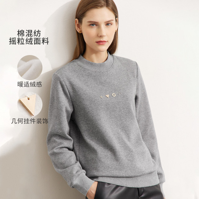 11543513.24冬季新款休闲温暖几何金属片装饰卫衣女半高领宽松加绒上衣