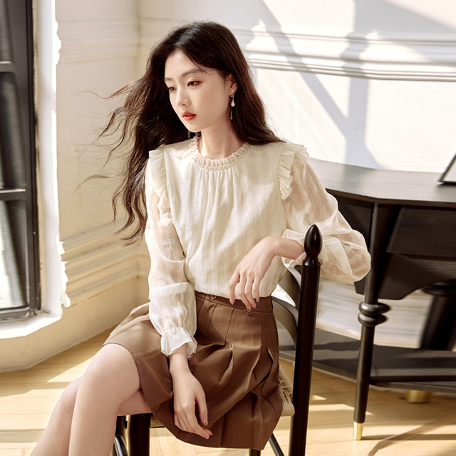 11599393.法式木耳边衬衫女钉珠上衣肌理感正肩衬衣