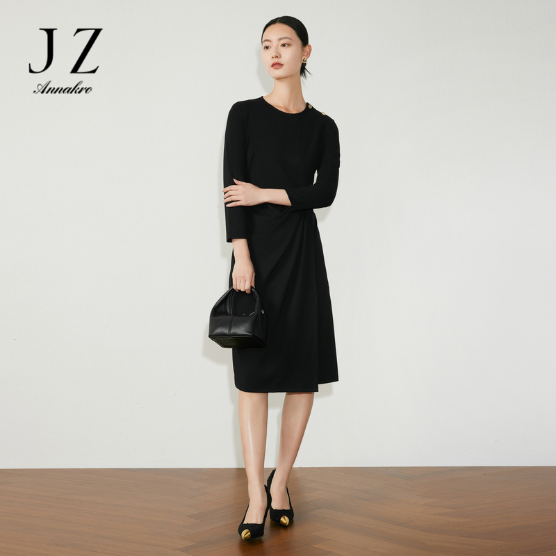 11694998.JZ玖姿一片式连衣裙女装2023春季新款设计感肌理显瘦女人味小黑裙