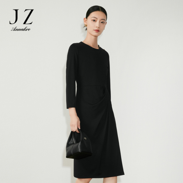 11694998.JZ玖姿一片式连衣裙女装2023春季新款设计感肌理显瘦女人味小黑裙