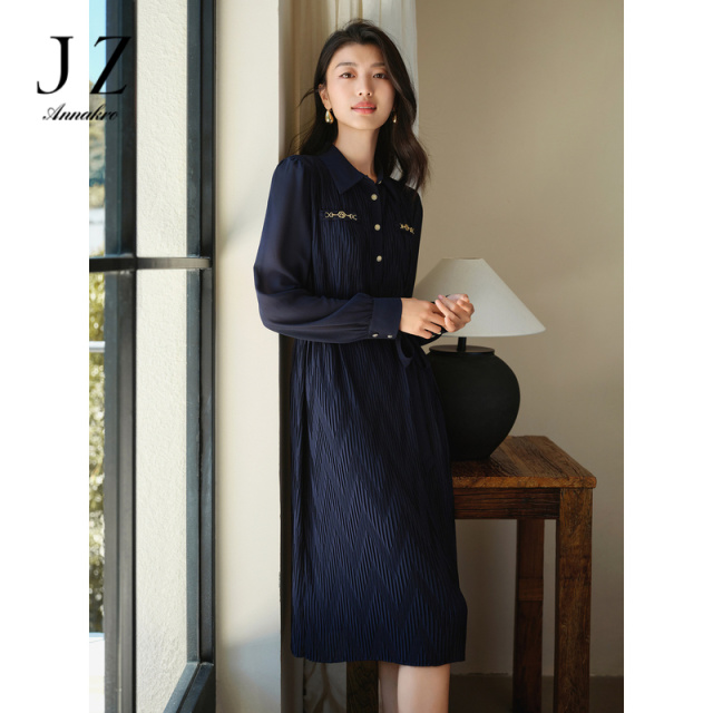 11698610.玖姿安娜蔻柔光垂坠压褶金属装饰收腰X型连衣裙女2024春季新款