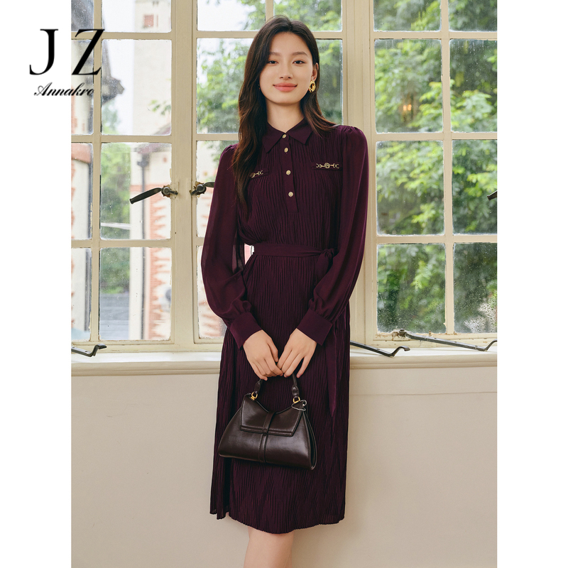 11698610.玖姿安娜蔻柔光垂坠压褶金属装饰收腰X型连衣裙女2024春季新款