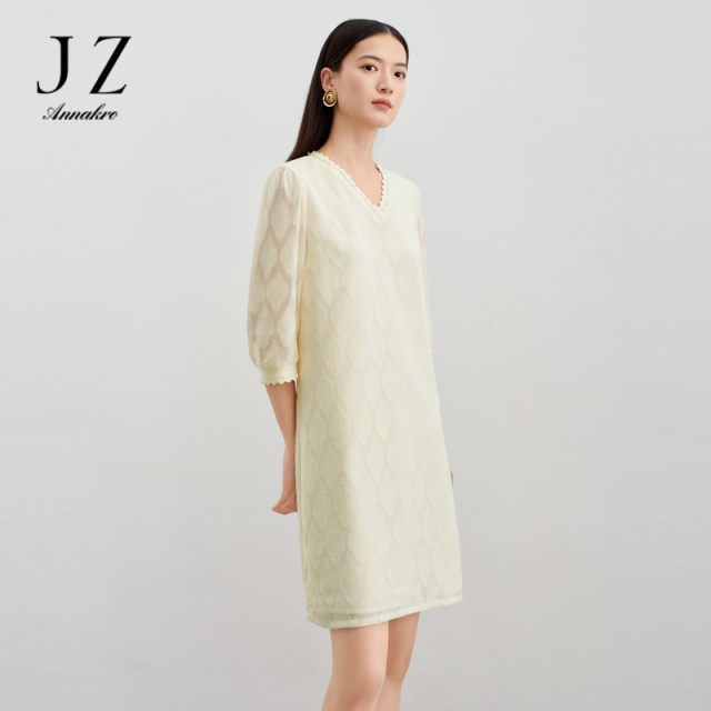 11698572.玖姿安娜蔻优雅轻熟风剪花V领七分袖宽松连衣裙女2024春季新款