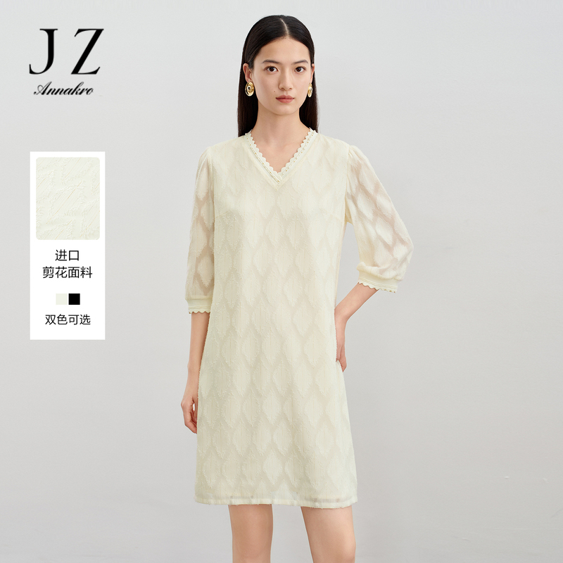 11698572.玖姿安娜蔻优雅轻熟风剪花V领七分袖宽松连衣裙女2024春季新款
