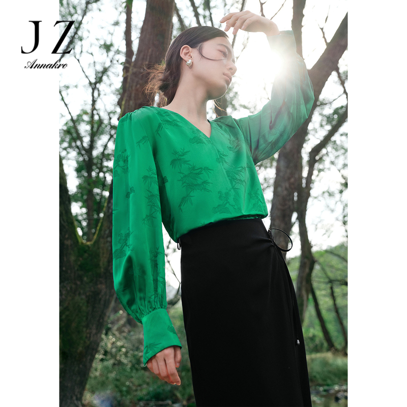 11708399.JZ玖姿国风V领衬衫女装2023春季新款小众设计感提花肌理小衫