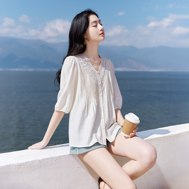 11791115.【王楚然明星同款】民族风v领衬衫女装娃娃衫镂空五分袖上衣