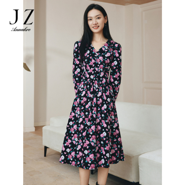 11796057.玖姿安娜蔻优雅轻熟原创花型垂顺印花压褶连衣裙女2024春季新款