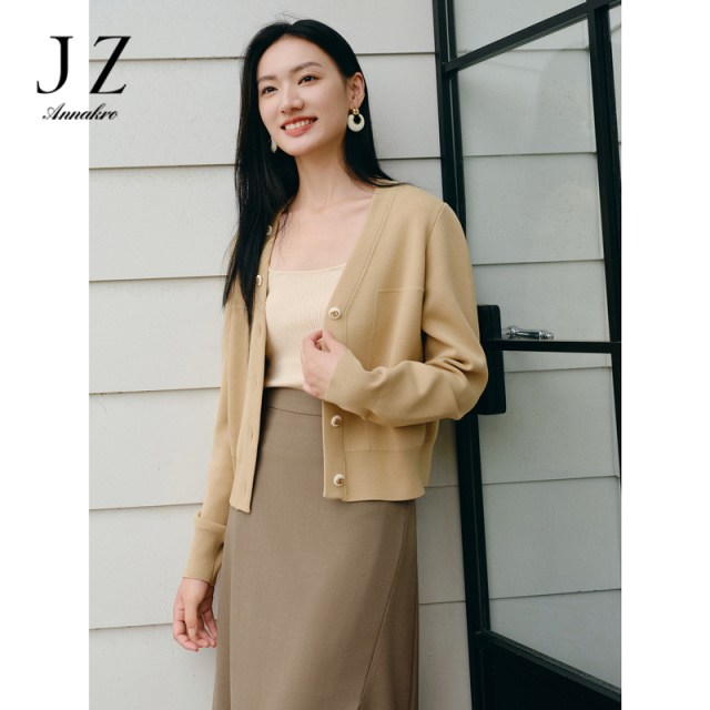 11797048.玖姿安娜蔻简雅百搭宽松落肩纽扣短款开衫毛衫女2024春季新款