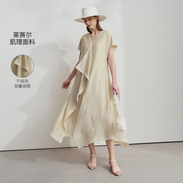 12114709.【优雅知性】2025夏极简褶皱肌理感莱赛尔连肩短袖长款连衣裙