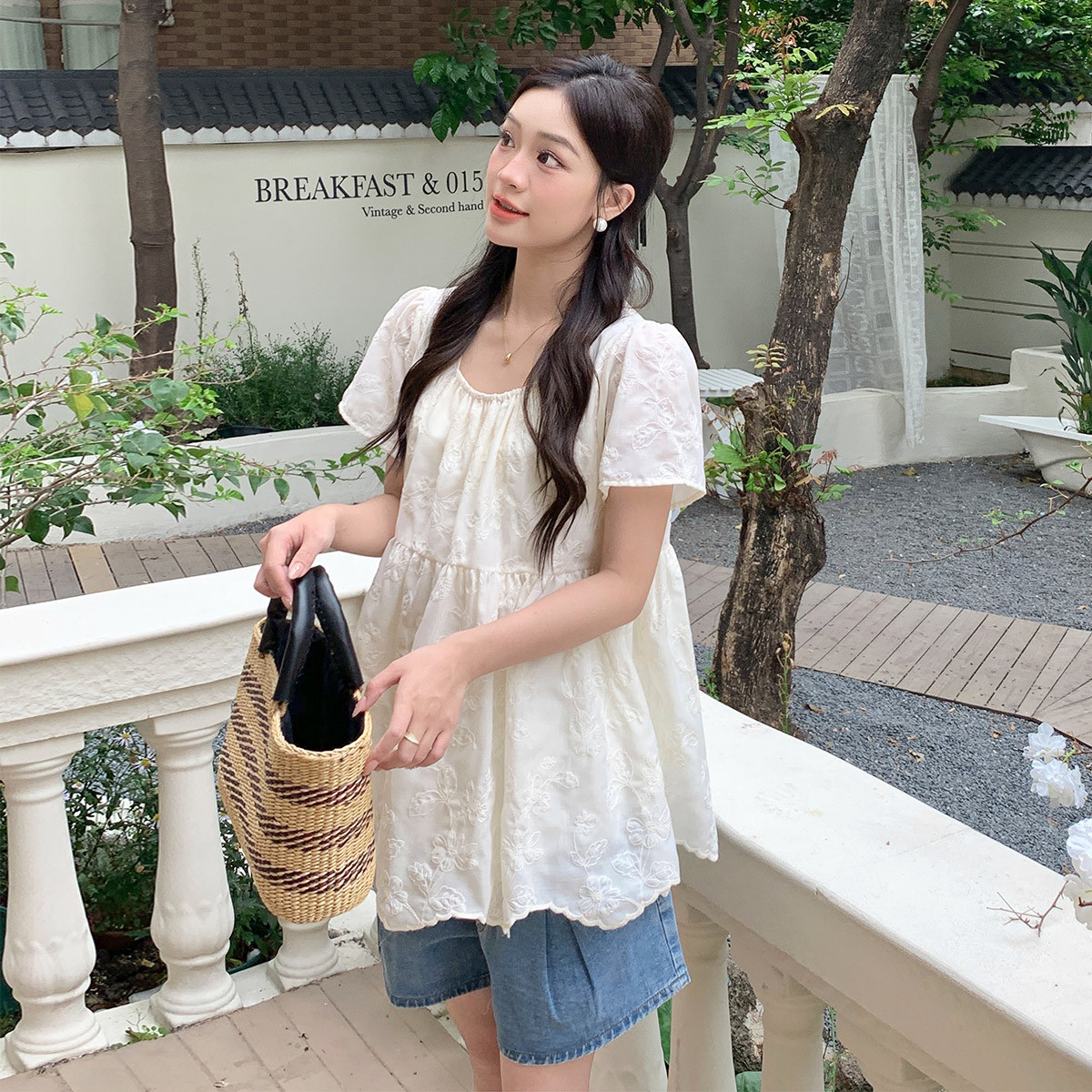 12083184.孕妇装上衣夏季新款方领娃娃衫时尚孕妇装洋气薄款高感级孕妇上衣