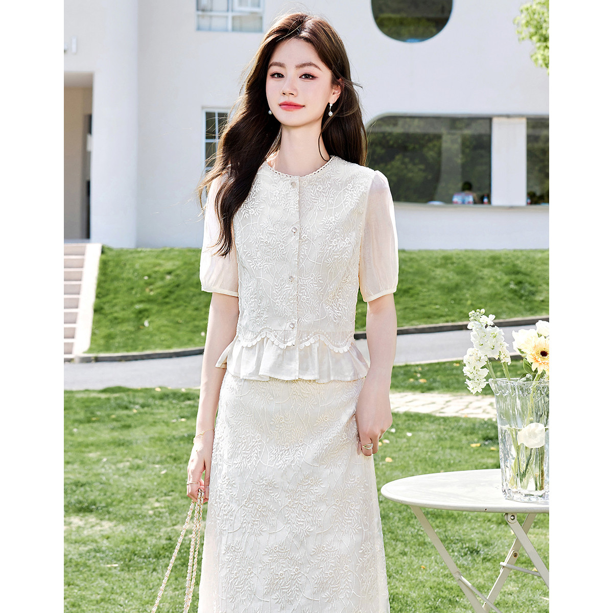12083194.【2025夏日穿搭】设计感小众时尚气质显瘦小个子女式法式上衣+半裙套装