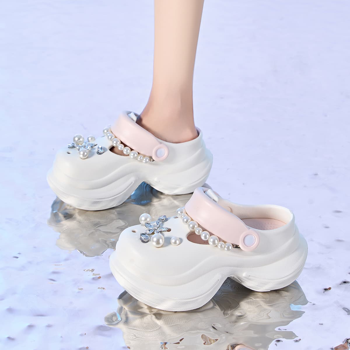 12122349.【墨斯本&D：Fuse/迪芙斯联名款】新款水钻珍珠厚底少女增高洞洞鞋外穿沙滩凉鞋DFD111520I