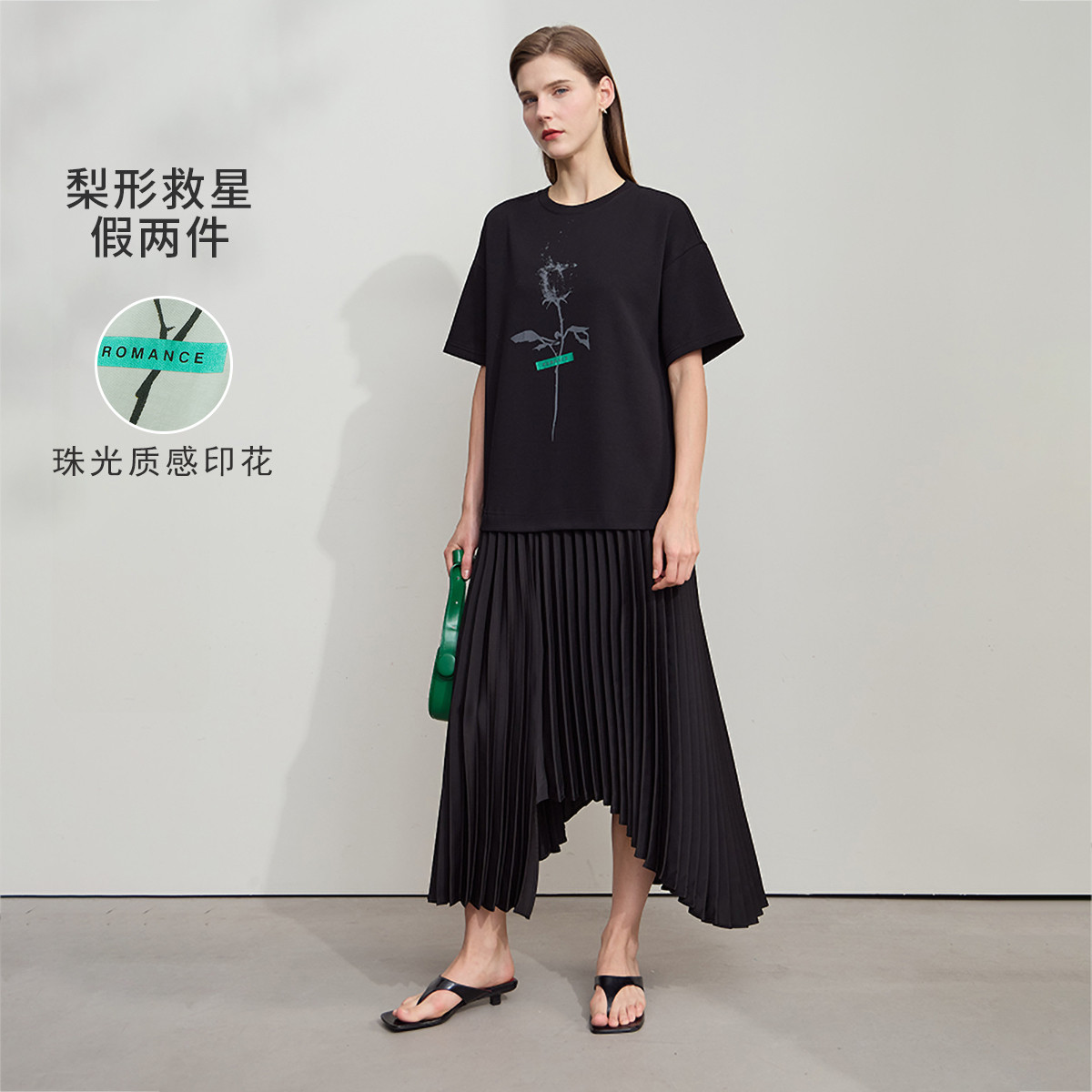 12190750.2025夏极简通勤轻龄风圆领短袖印花空气层拼缎面百褶连衣裙