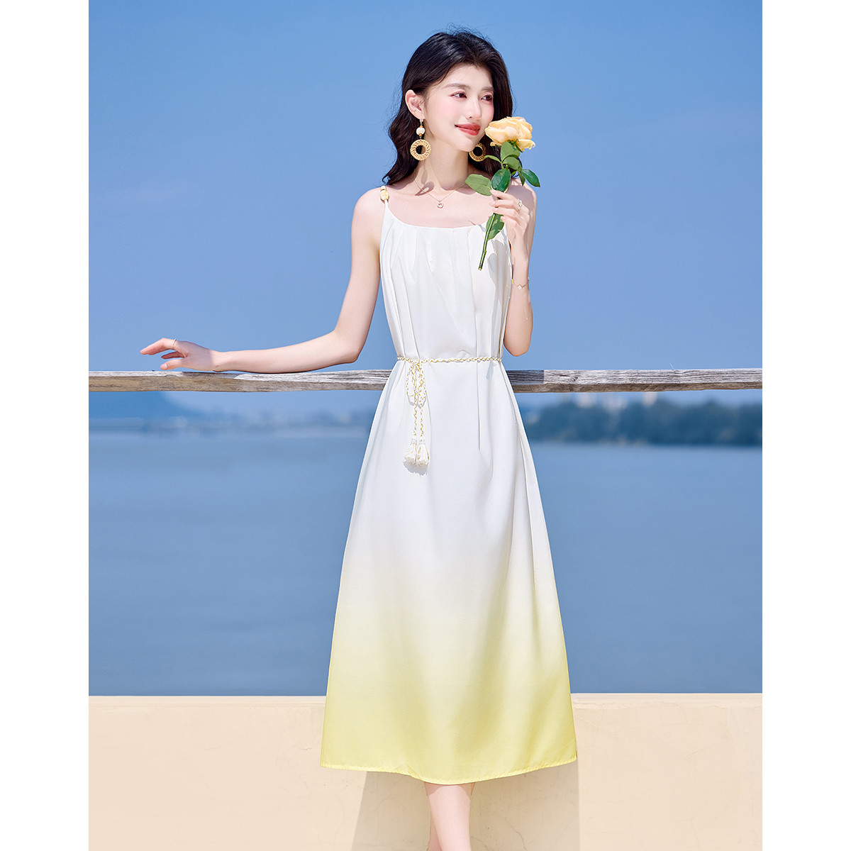 12259987.【2025夏日穿搭】设计感度假风渐变吊带连衣裙女