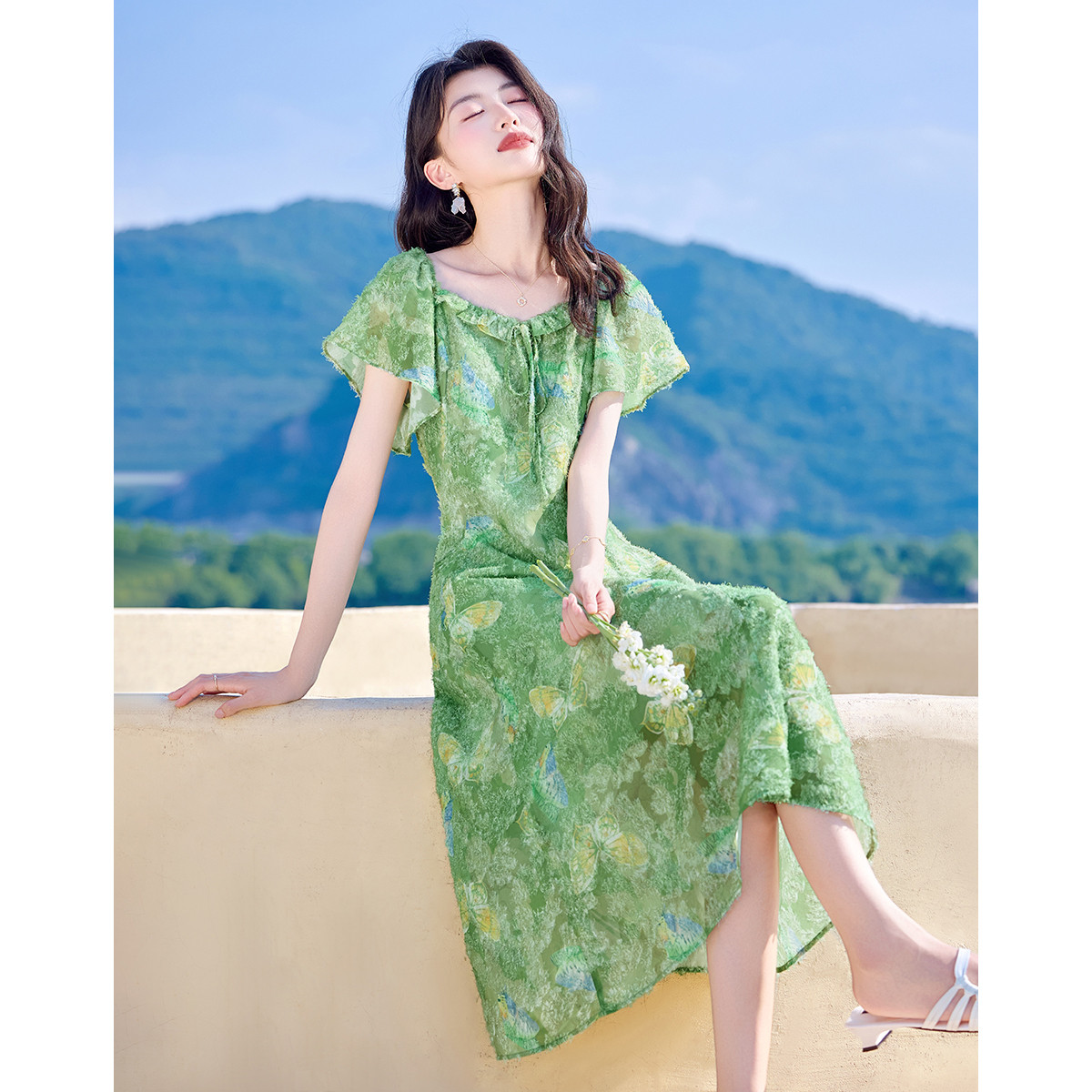 12260118.【2025夏日穿搭】法式复古剪花面料森系蝴蝶碎花连衣裙女