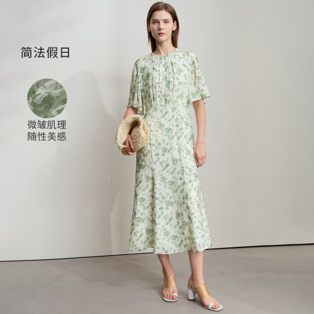 12341854.新款极简度假风长款无弹短袖碎花裙微皱肌理薄雪纺连衣裙