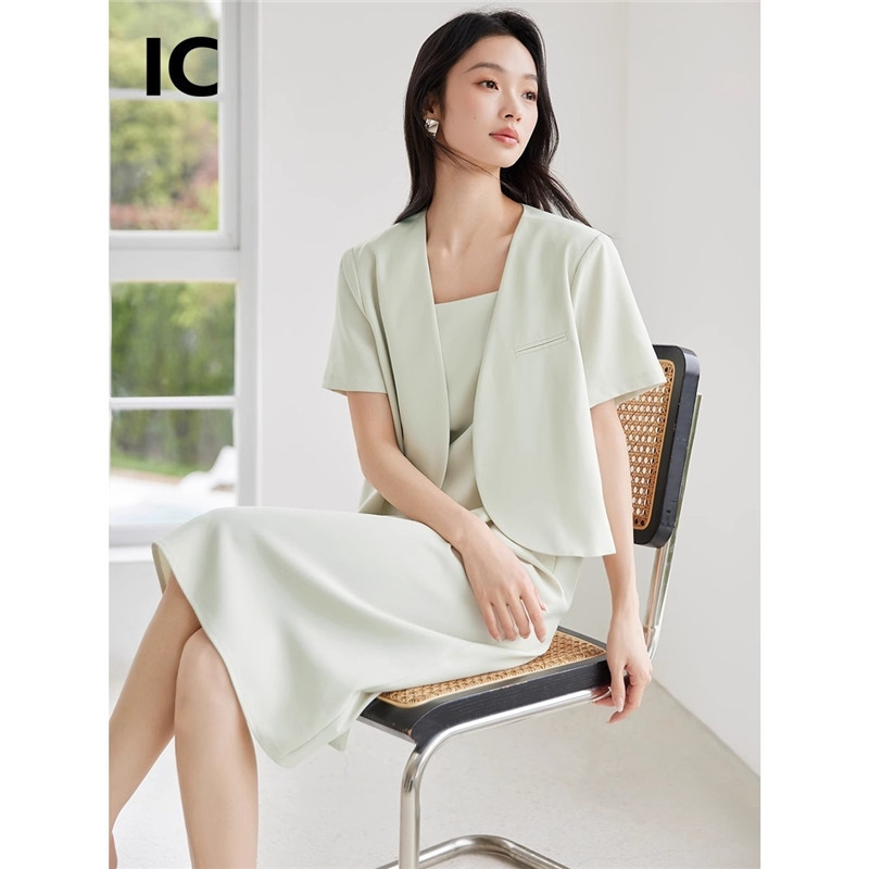 12251762.夏日气质吊带连衣裙套装2025新款女夏季休闲优雅气质西服上衣