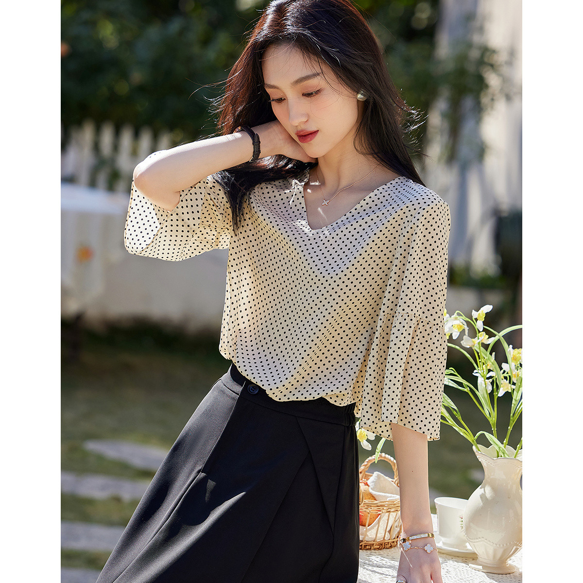 12332281.【文艺小调】夏季V领复合丝花瑶衬衫抽褶喇叭袖垂顺衬衣女装上衣