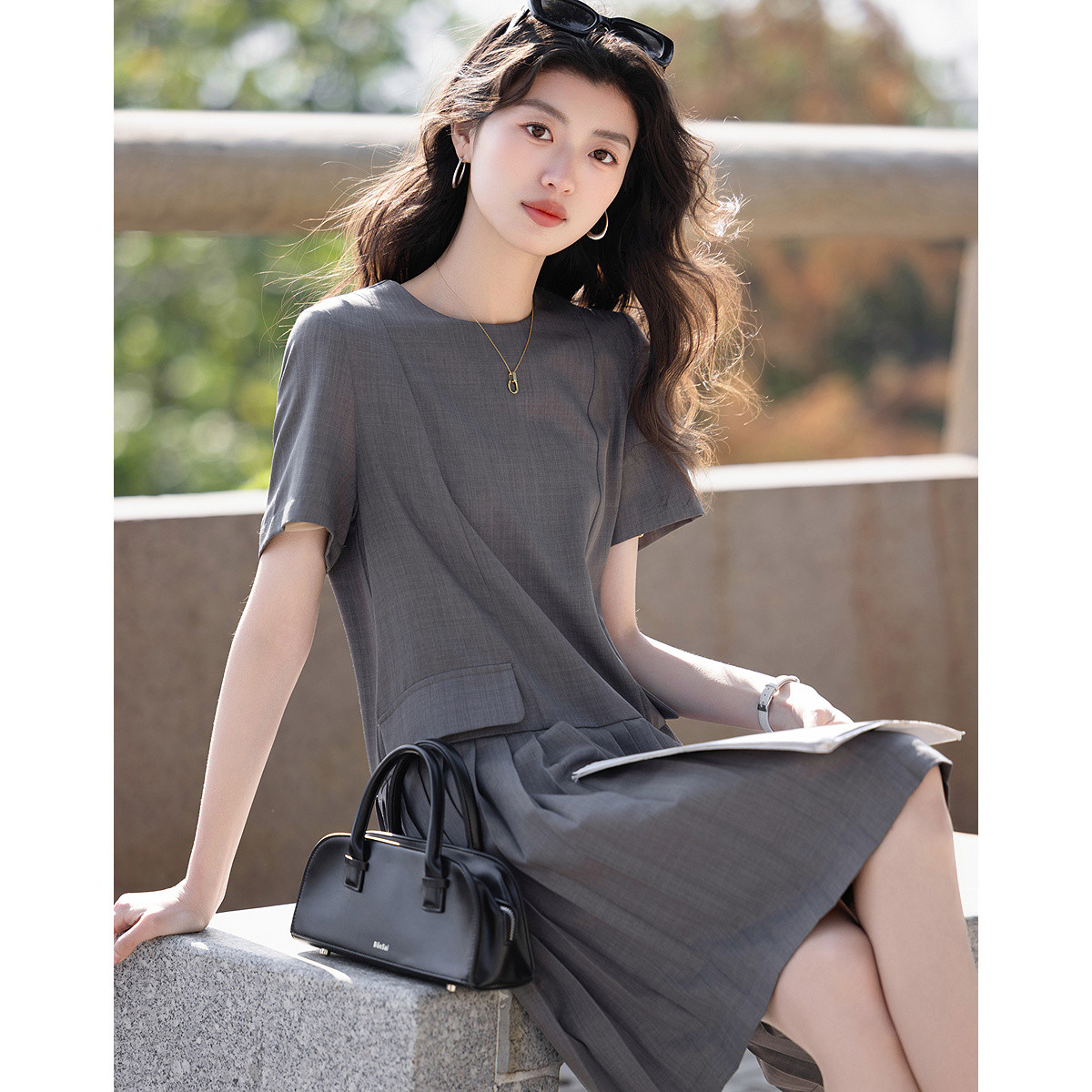 12340453.【私服调调】夏季圆领宽松腰袋盖装饰后中隐拉A摆褶裥女连衣裙