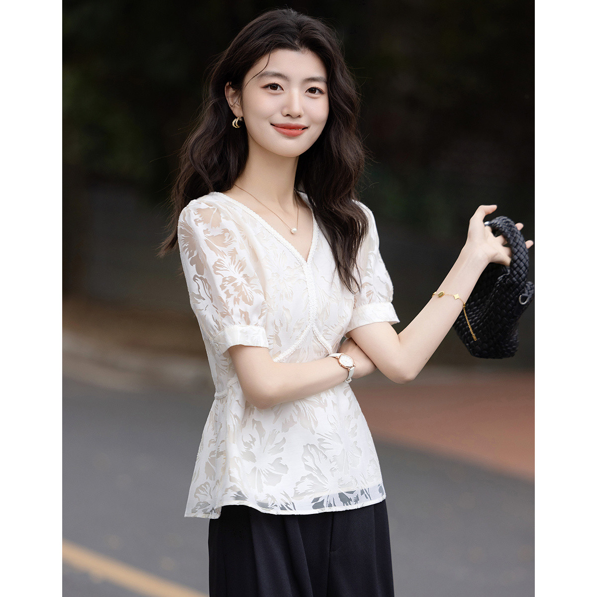 12330852.【温柔穿搭】夏季淑女风V领高腰线衬衫立体镂空泡泡袖衬衣女上衣