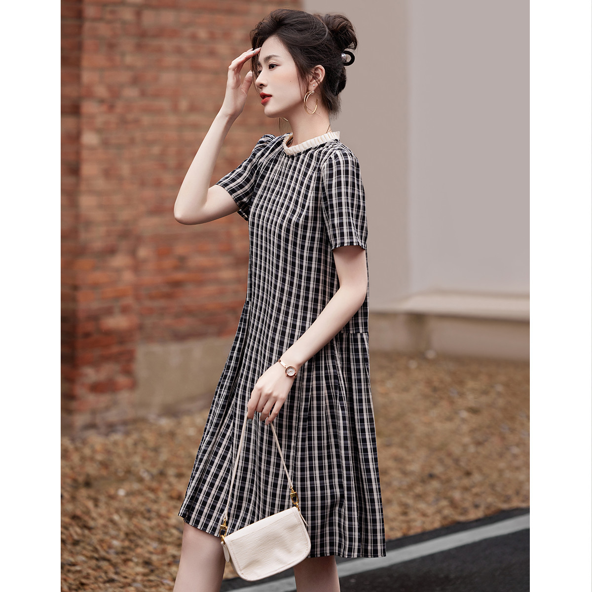 12338610.【轻奢法式List】夏圆领设计感压褶舒适复合丝花瑶a字连衣裙