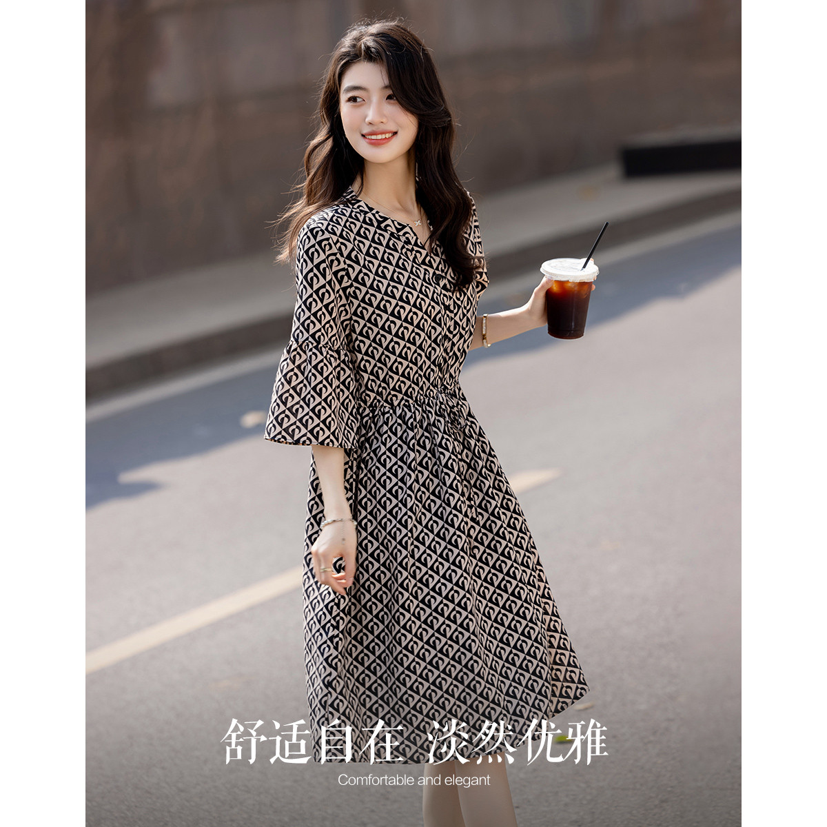 12339421.【自在逐风】夏季飘逸复合丝花瑶印花抽绳系带荷叶袖宽松女连衣裙