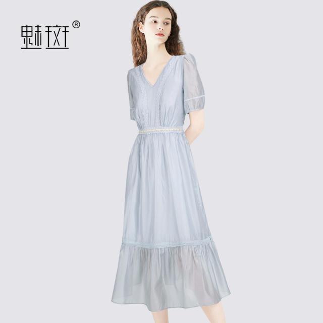 12356729.魅斑高级蕾丝拼接修身蓝色连衣裙中长裙
