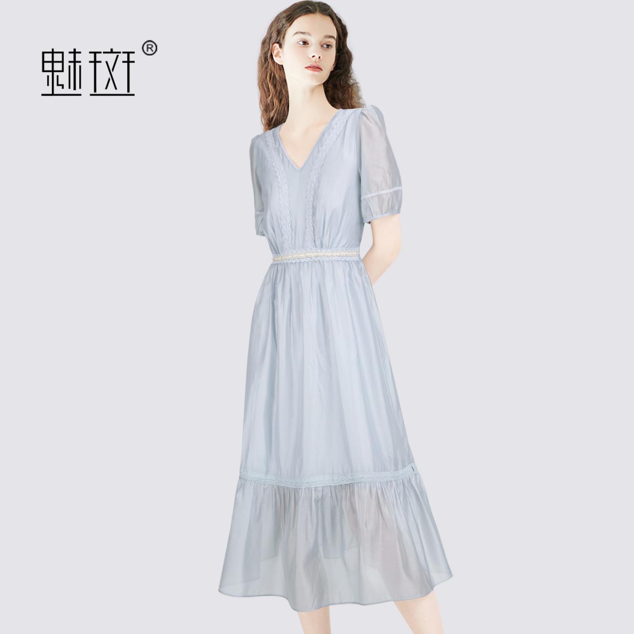12356729.魅斑高级蕾丝拼接修身蓝色连衣裙中长裙