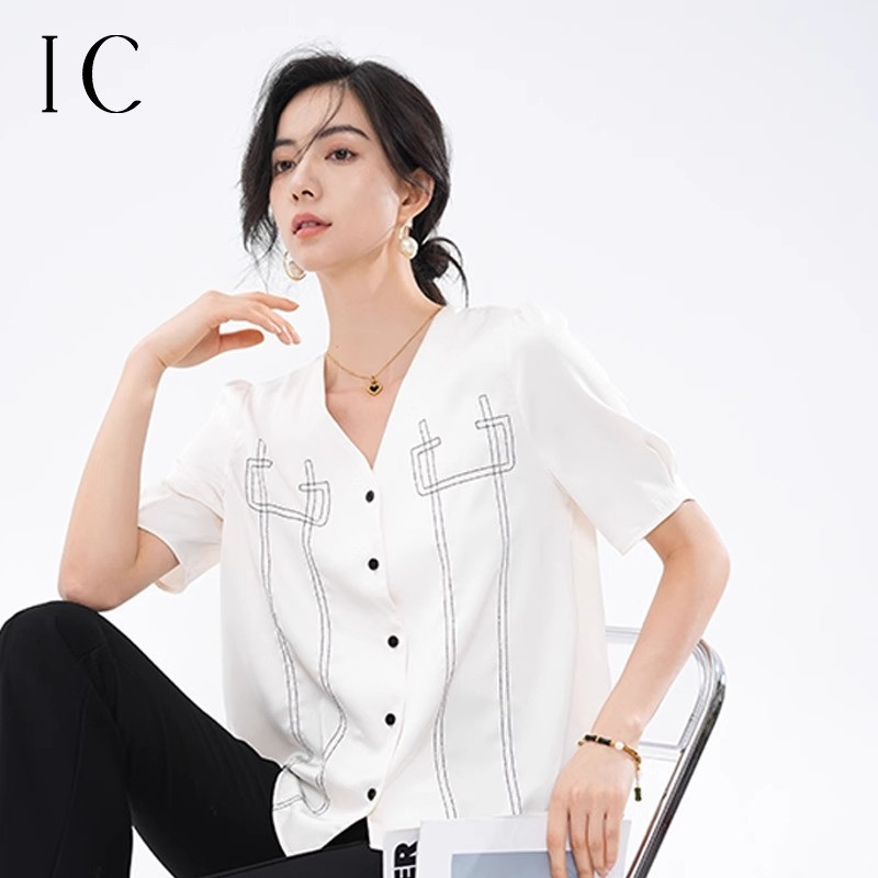 12360184.设计感V领绣条时尚短袖上衣衬衫女通勤休闲新款夏季舒适衬衣