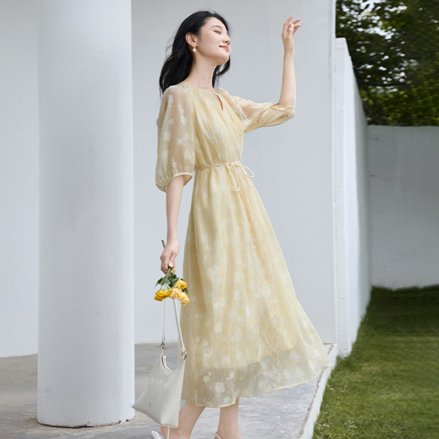 12387116.2025夏秋款通勤连衣裙女简单大方气质泡泡袖印花中长裙