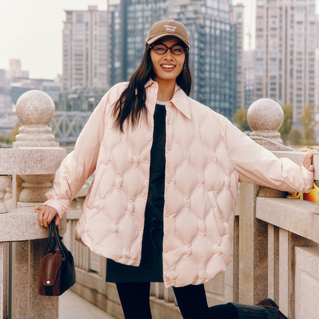 12429562.艾莱依衬衫款羽绒服女士中长款舒适廓形轻薄宽松外套