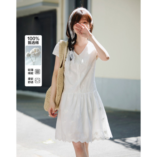 12443742.【纯棉告白】夏季甜美清新V领绣花气质A字小个子连衣裙女中长款